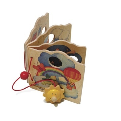 Livro de madeira ilustrado para crianças com brinquedo em forma de sol.