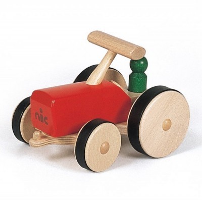 Trator de brincar de madeira vermelho com rodas pretas e figura verde