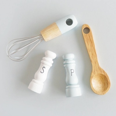 Utensílios de cozinha consistindo em batedor, moedores de sal e pimenta, e colher de pau