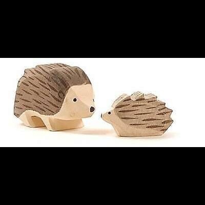 Dois ouriços de madeira esculpidos, um maior e um menor