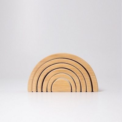 Arco-íris decorativo de madeira clara com cinco arcos