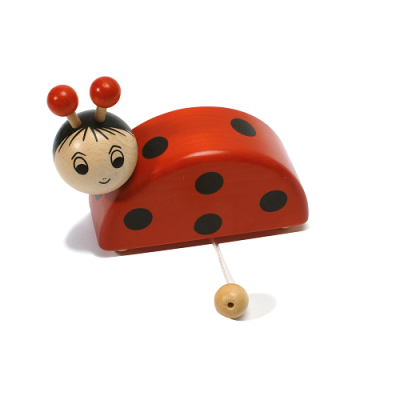 Brinquedo de madeira em forma de joaninha vermelha com manchas negras e antenas vermelhas