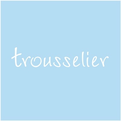 Logo 'trousselier' em branco sobre fundo azul claro