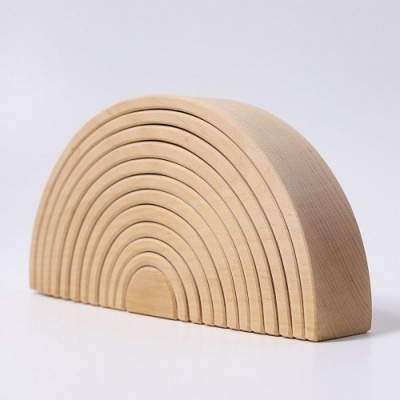 Estrutura semicircular em madeira clara com camadas curvas