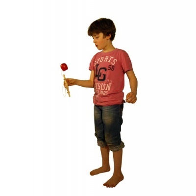 Criança com camisa rosa e calções jeans a segurar brinquedo amarelo com peça vermelha