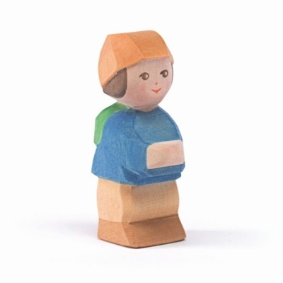Figura de madeira pintada de criança com boné, blusa azul e mochila verde