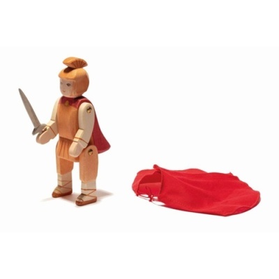 Boneco de madeira de guerreiro romano com espada e capa vermelha ao lado