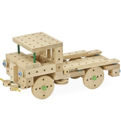 Camião de brinquedo em madeira clara com buracos e detalhes coloridos