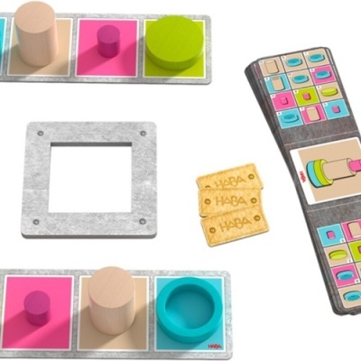 Peças de madeira coloridas para encaixe com base cinza, blocos amarelos e manual ilustrado.