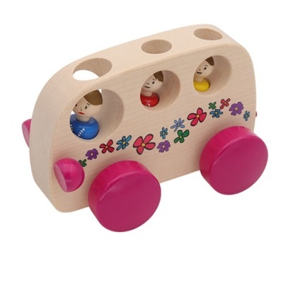 Brinquedo de madeira em forma de autocarro com rodas cor de rosa e bonecos nas janelas