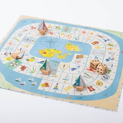 Jogo de tabuleiro marítimo com barcos de vela e dados em madeira