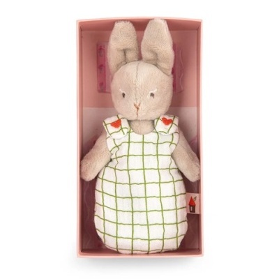 Boneco coelho de peluche com vestido branco xadrez verde numa caixa rosa