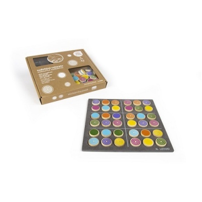 Jogo de tabuleiro de madeira com peças coloridas e embalagem de papelão