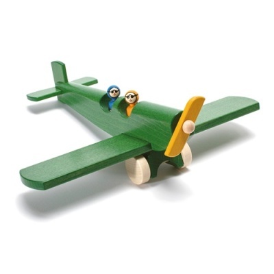Avião de madeira verde com hélice amarela e figuras dentro