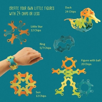 Figuras modulares coloridas feitas de peças em fundo azul, incluindo anel, sol, pato e pulseira no pulso