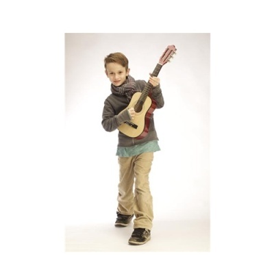 Menino com guitarra acústica pequena em fundo branco