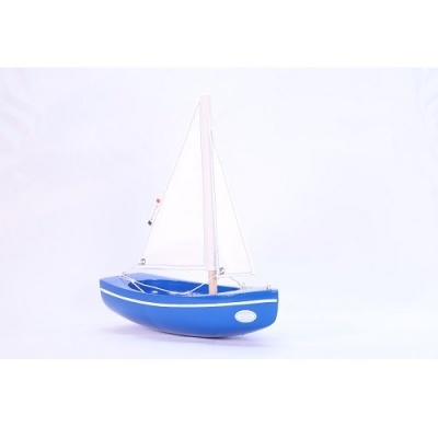 modelo de barco à vela azul com velas brancas e mastreação clara sobre fundo branco