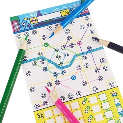 Bloco de papel com mapa estilizado colorido e lápis de cor verde, azul, rosa e preto