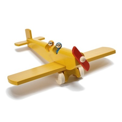 Avião de brinquedo amarelo de madeira com hélice vermelha e duas figuras na cabine