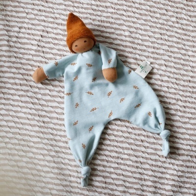 Boneco de bebé em tecido azul claro e chapéu castanho