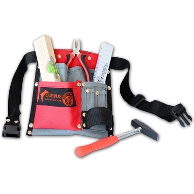 Cinta de ferramentas com martelo, alicate, régua e nível de bolha.