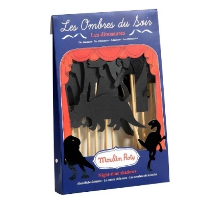 Caixa de sombras chinesas com figuras de dinossauros em palitos, embalagem azul com cortina vermelha.