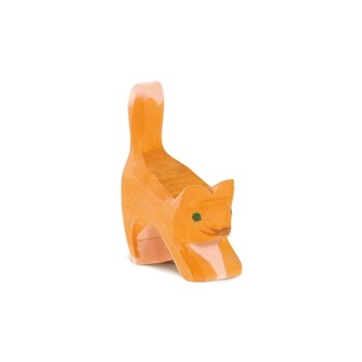 Estatueta de gato de madeira laranja em fundo branco