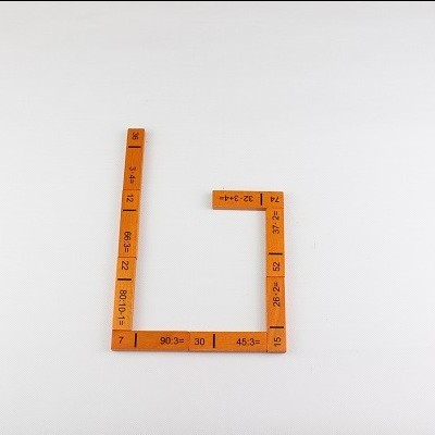 Conjunto de réguas articuladas laranja com números pretos sobre fundo branco