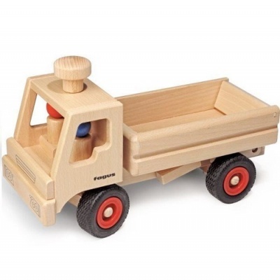 Camião de brinquedo em madeira clara com rodas vermelhas e pretas