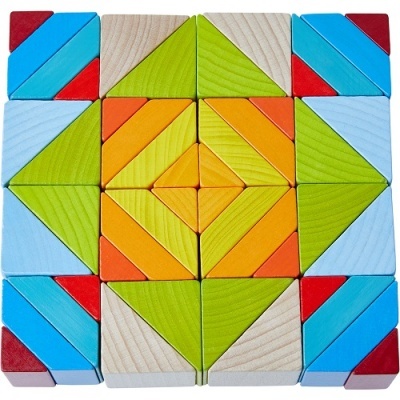 Conjunto colorido de blocos de madeira com padrão geométrico