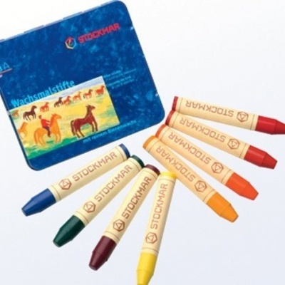 Estojo metálico azul com lápis de cera coloridos da marca STOCKMAR