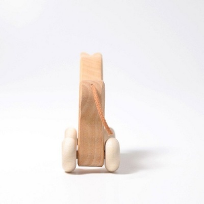 Carrinho de brinquedo de madeira clara com rodas e corda laranja