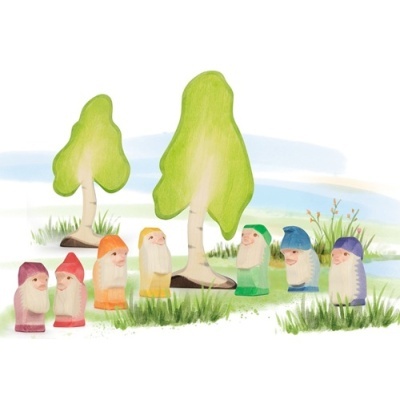 Figuras de gnomos coloridos em madeira com duas árvores verdes
