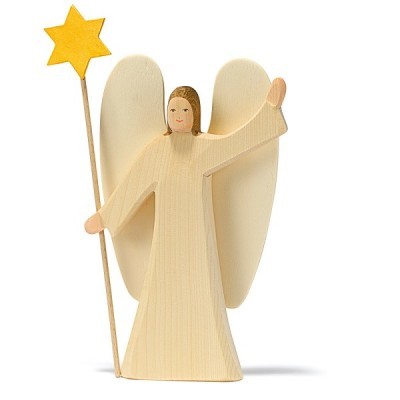 Anjo de madeira com estrela amarela num fundo branco