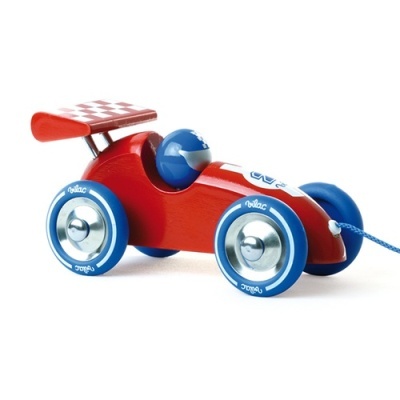 Carro de corrida de brinquedo vermelho com rodas azuis em madeira e figura azul do condutor.