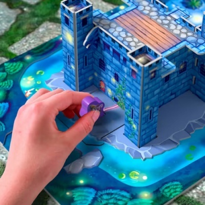 Jogo de tabuleiro com castelo azul e peça roxa com rato