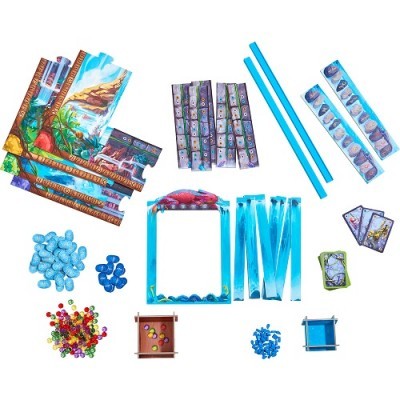 Peças coloridas de um jogo de tabuleiro com cartas e marcadores