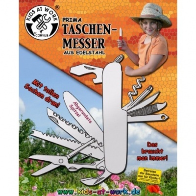 Ferramenta multiuso branca de bolso com várias lâminas, criança com chapéu e t-shirt laranja, fundo com céu e flores