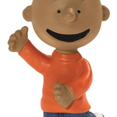 Figura de personagem animado com camisola laranja e calças azuis a acenar