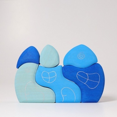 Pedras decorativas azuis com padrões de linhas brancas