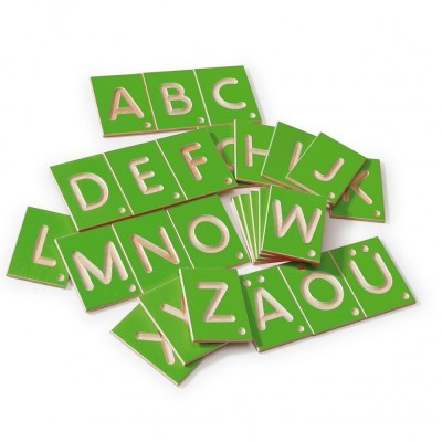 Peças quadradas verdes com letras do alfabeto português em relevo