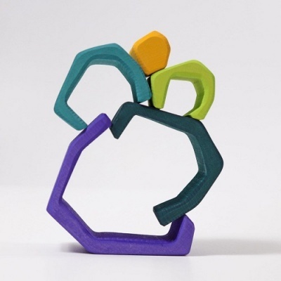 Brinquedos geométricos coloridos empilhados em fundo branco