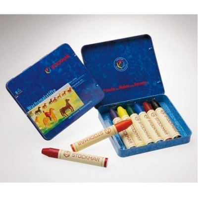 Conjunto de caixas metálicas azuis com giz de cera STOCKMAR