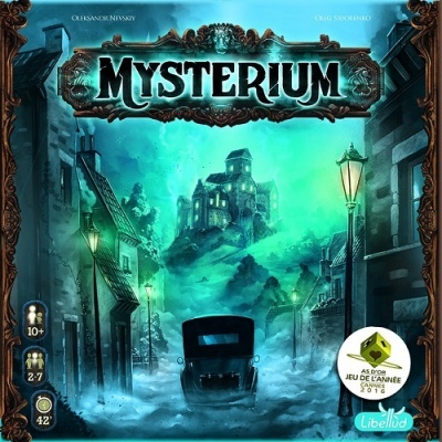 Capa do jogo de tabuleiro Mysterium com cenário urbano enevoado e carro antigo