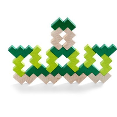 Blocos de madeira entrelaçados em verde e madeira natural formando uma estrutura geométrica