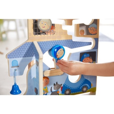 Jogo infantil de madeira com peças móveis e figuras coloridas