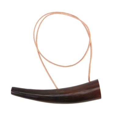 Colar com pendente em forma de chifre escuro e cordão bege