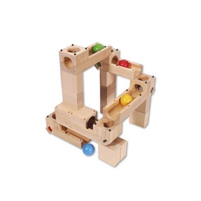 Estrutura de madeira para jogo com rampas e bolas coloridas.