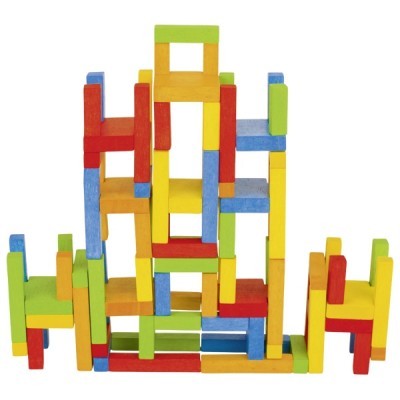 Blocos de madeira coloridos empilhados em estrutura