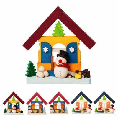 casinha de Natal em madeira com boneco de neve e árvores pequenas